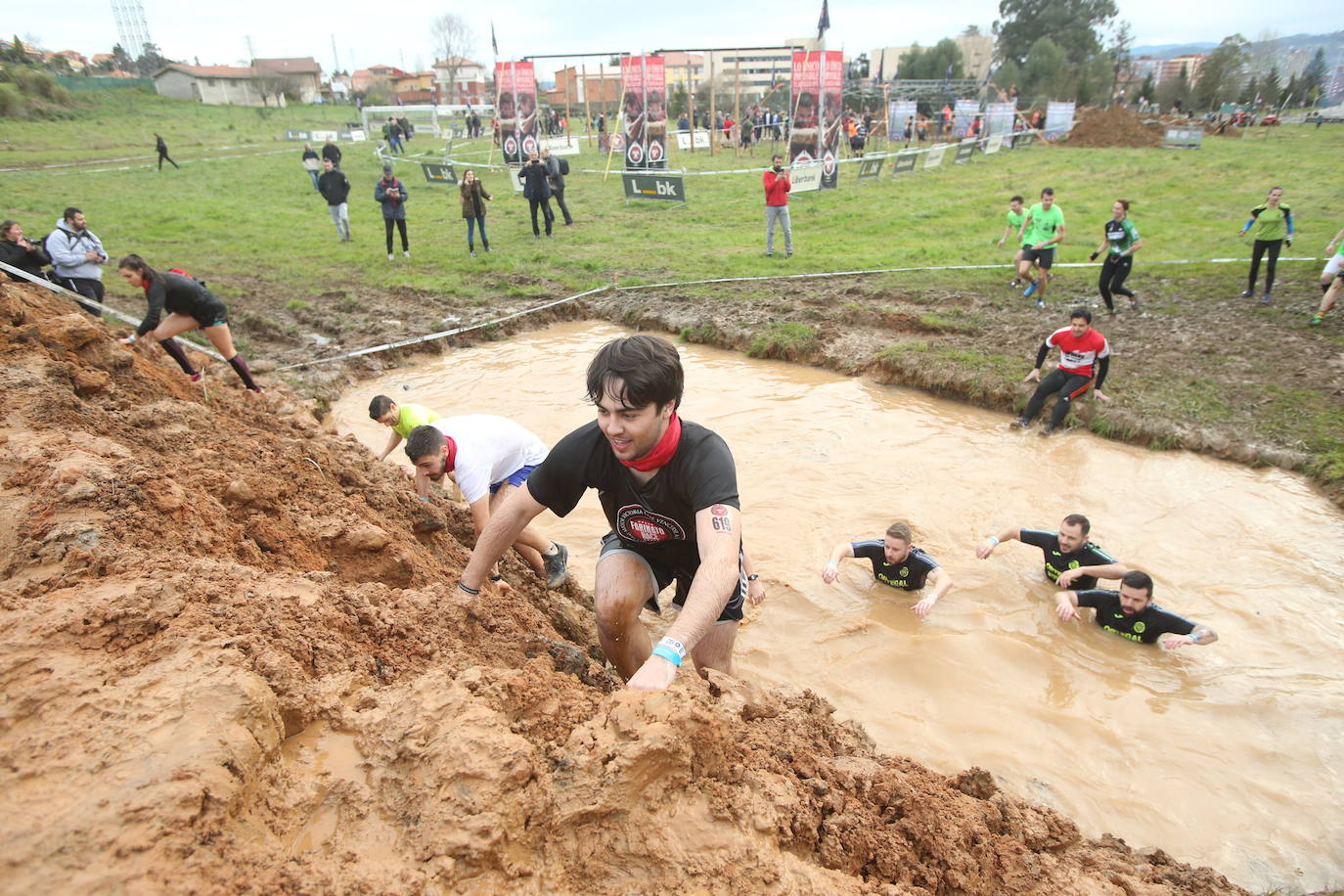 Cientos de deportistas se han dado cita en la capital de Asturias este domingo para participar en esta exigente prueba. Tuvieron que superar 25 obstáculos a lo largo de siete kilómetros