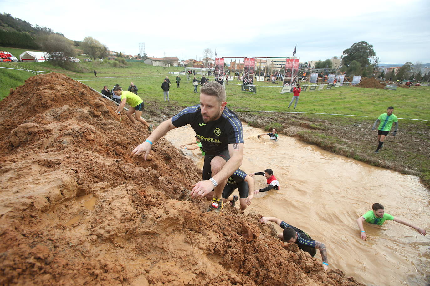 Cientos de deportistas se han dado cita en la capital de Asturias este domingo para participar en esta exigente prueba. Tuvieron que superar 25 obstáculos a lo largo de siete kilómetros