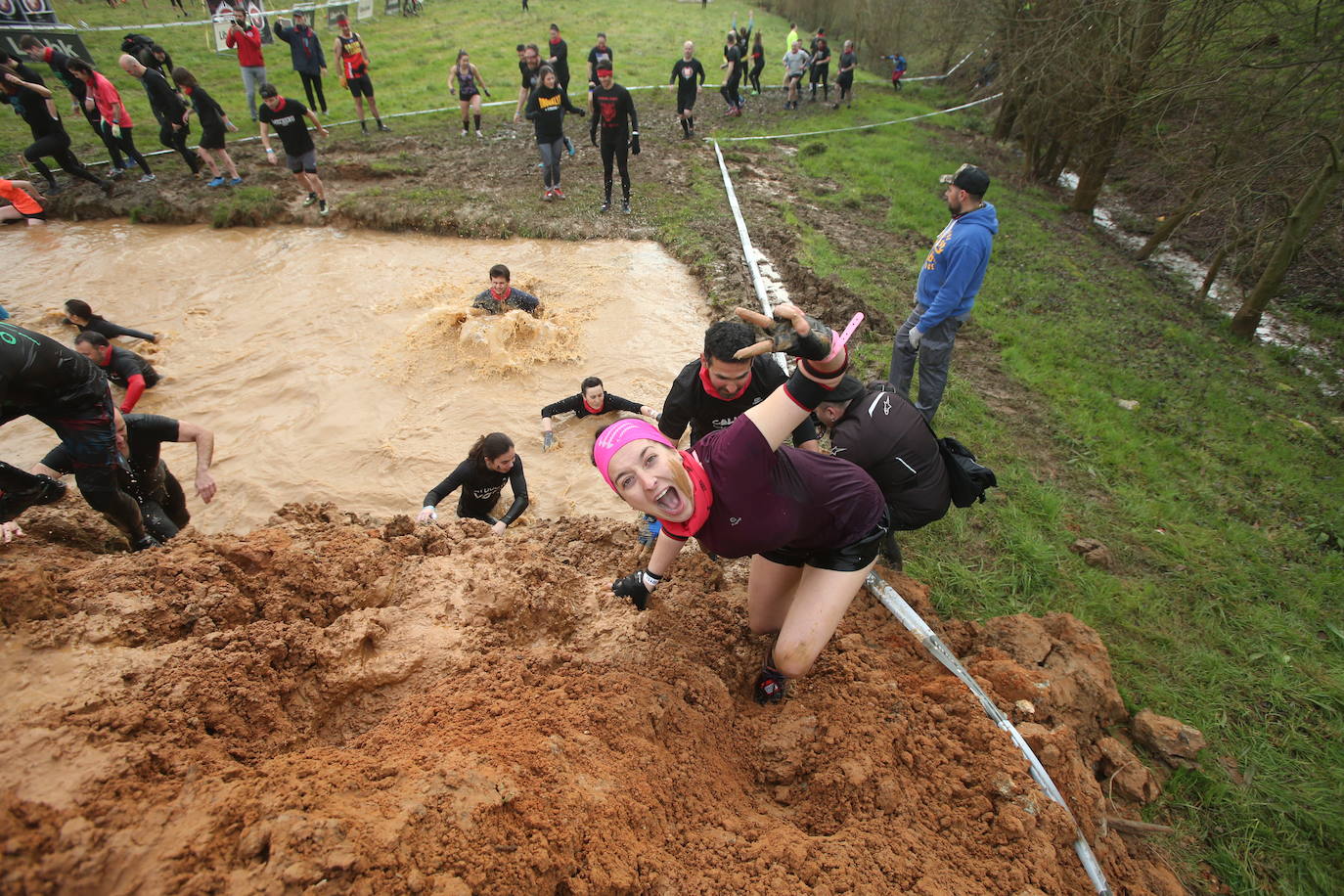 Cientos de deportistas se han dado cita en la capital de Asturias este domingo para participar en esta exigente prueba. Tuvieron que superar 25 obstáculos a lo largo de siete kilómetros