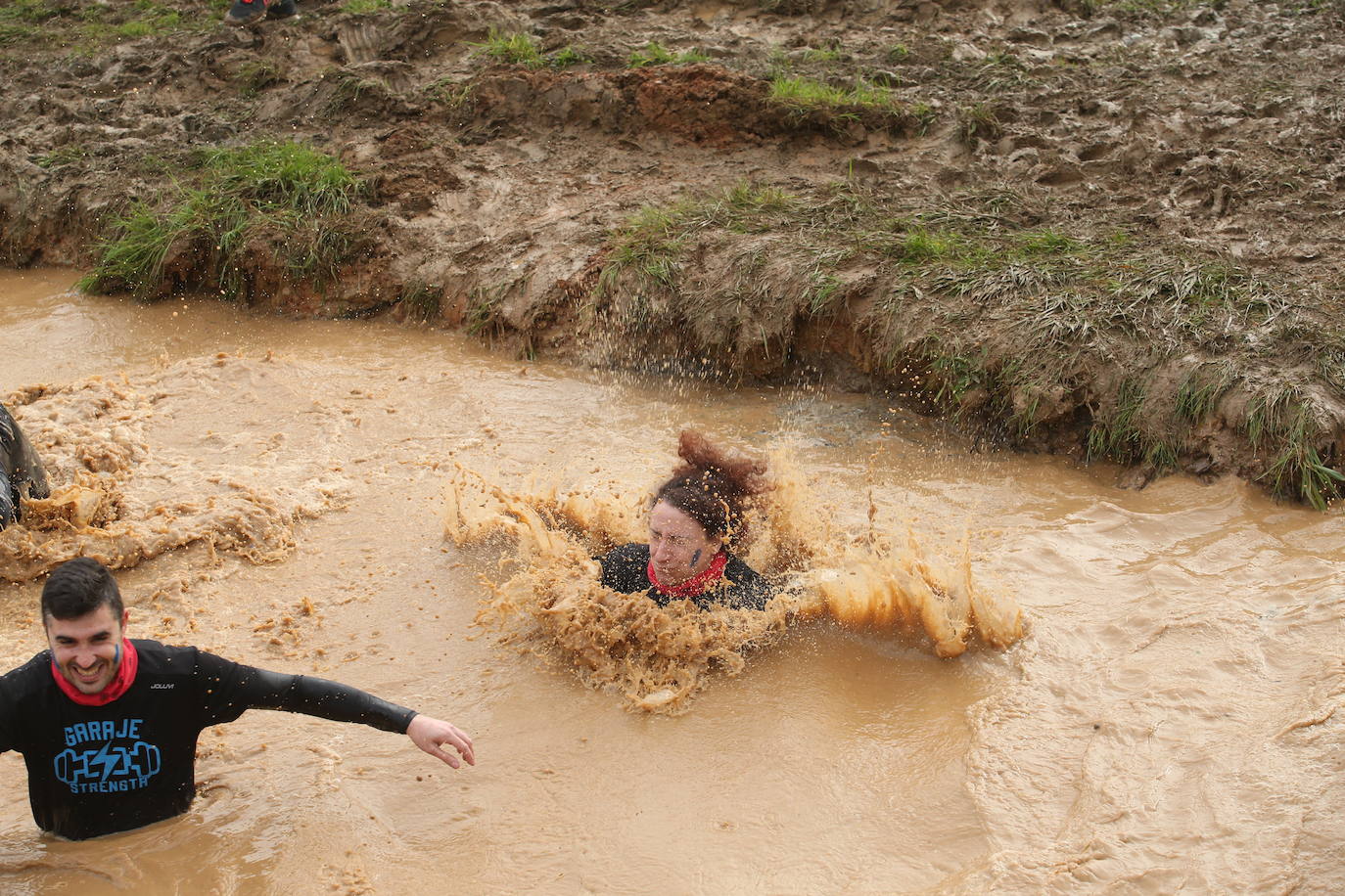 Cientos de deportistas se han dado cita en la capital de Asturias este domingo para participar en esta exigente prueba. Tuvieron que superar 25 obstáculos a lo largo de siete kilómetros