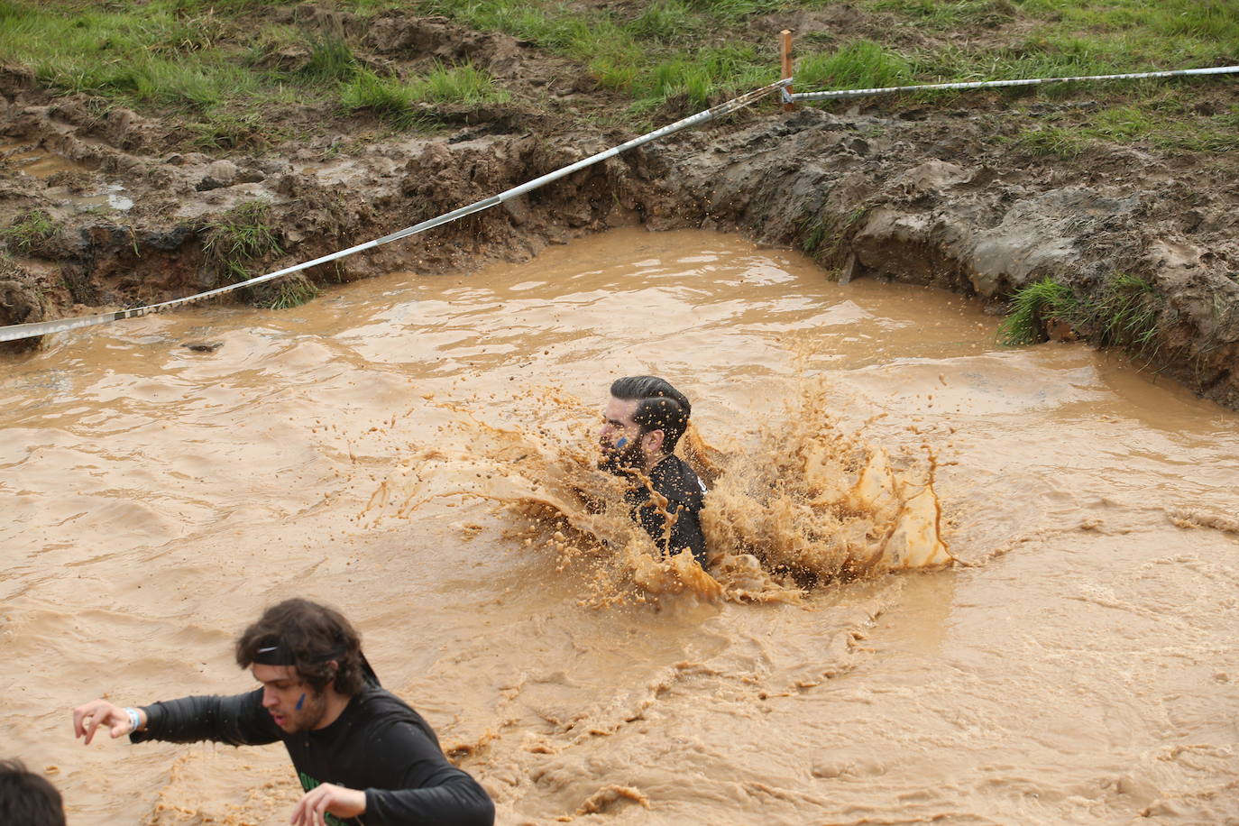 Cientos de deportistas se han dado cita en la capital de Asturias este domingo para participar en esta exigente prueba. Tuvieron que superar 25 obstáculos a lo largo de siete kilómetros
