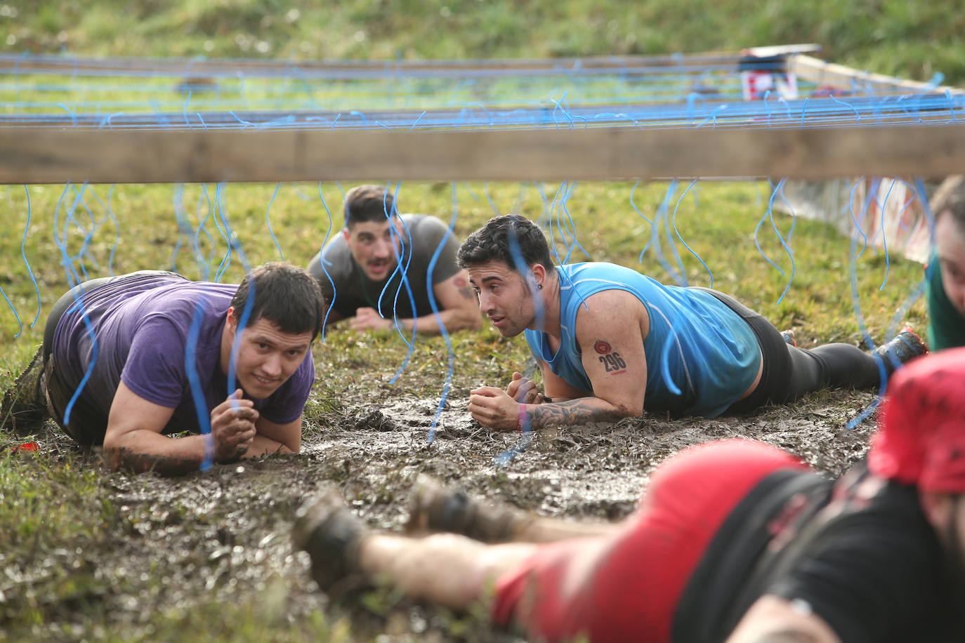 Cientos de deportistas se han dado cita en la capital de Asturias este domingo para participar en esta exigente prueba. Tuvieron que superar 25 obstáculos a lo largo de siete kilómetros