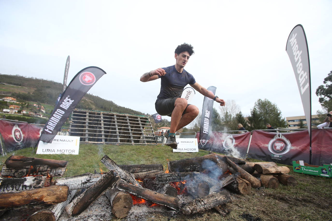 Cientos de deportistas se han dado cita en la capital de Asturias este domingo para participar en esta exigente prueba. Tuvieron que superar 25 obstáculos a lo largo de siete kilómetros