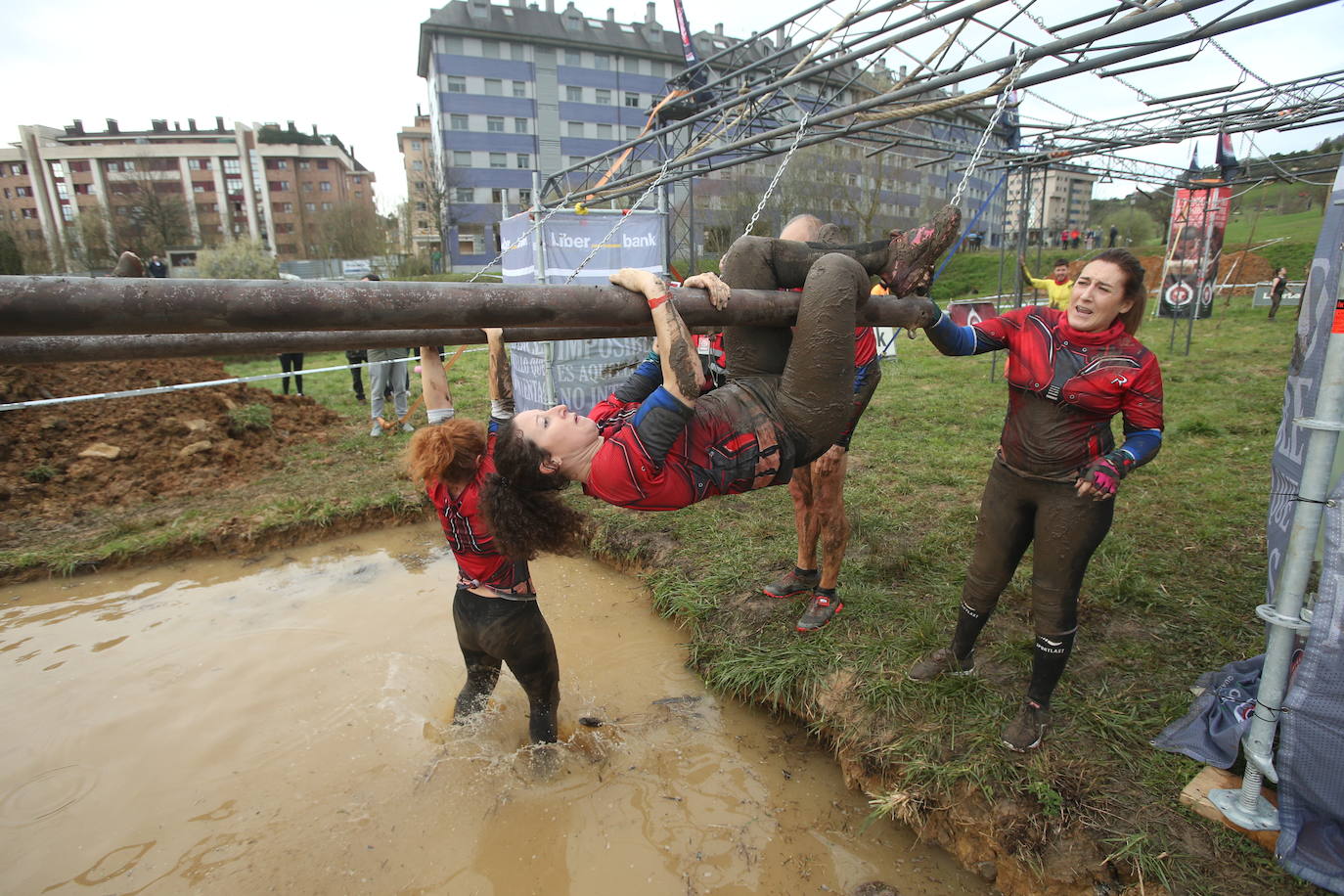 Cientos de deportistas se han dado cita en la capital de Asturias este domingo para participar en esta exigente prueba. Tuvieron que superar 25 obstáculos a lo largo de siete kilómetros