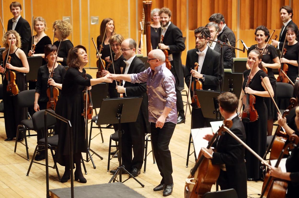 Christian Lindberg, ayer, rodeado por los músicos de Oviedo Filarmonía en el Auditorio. 