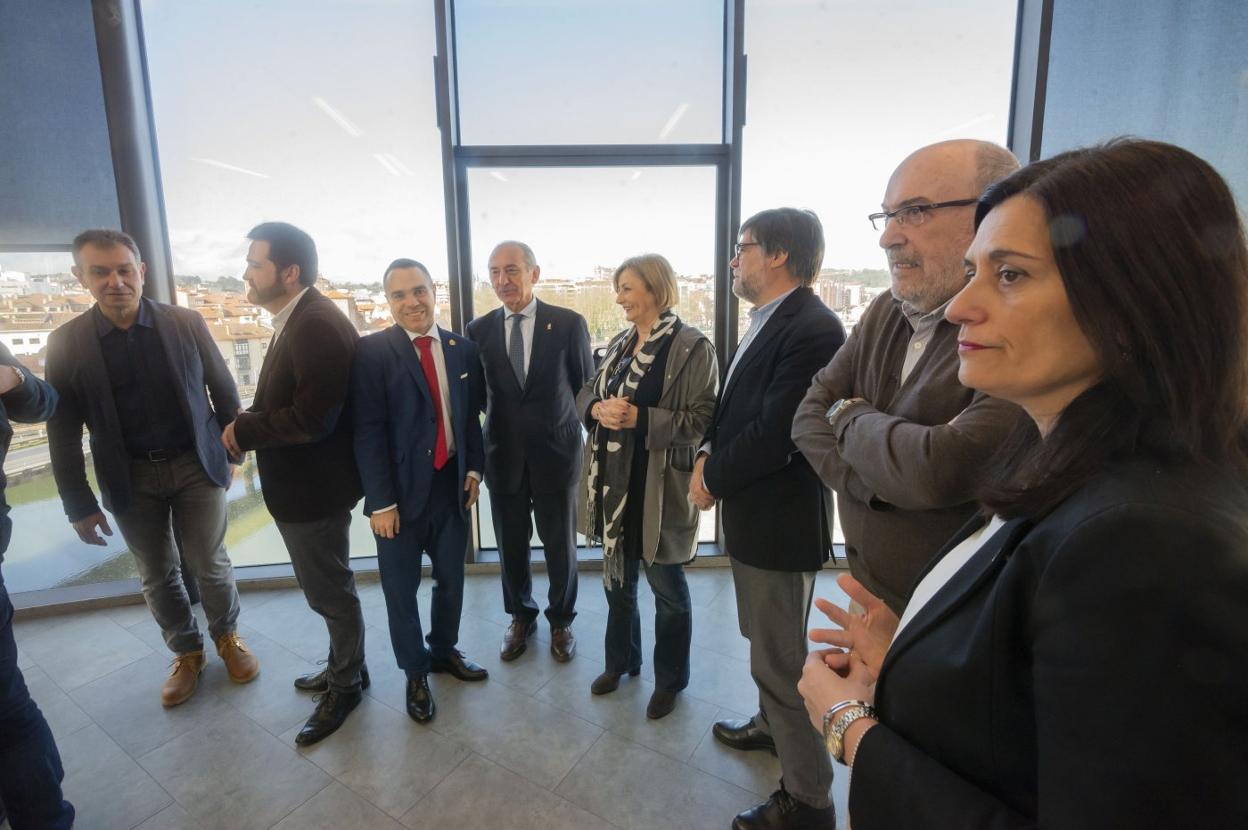 Los alcaldes de la comarca, los secretarios comarcales de UGT y Comisiones Obreras y el presidente de la Cámara de Comercio, ayer en la torre-mirador del Centro Niemeyer. 