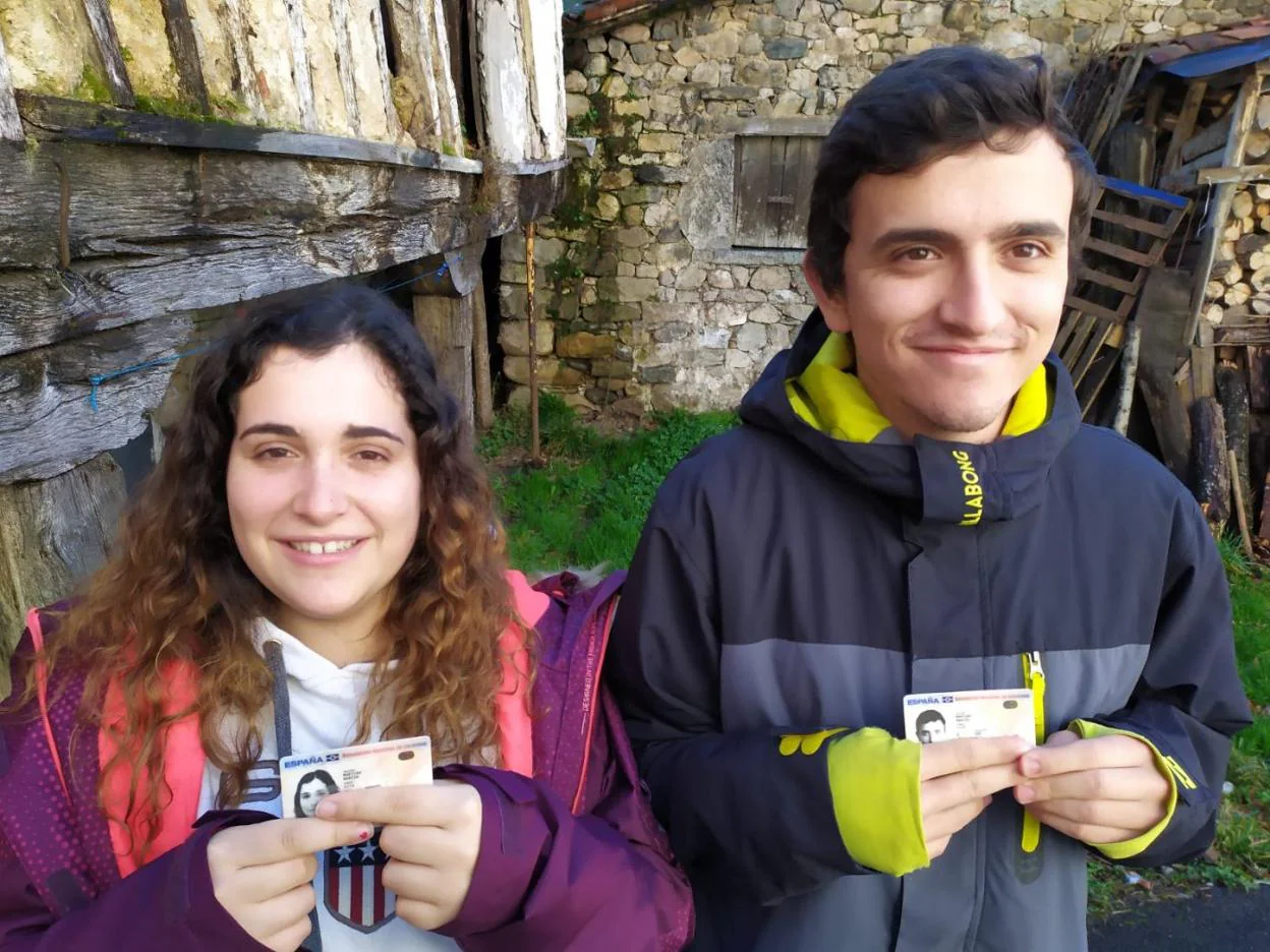Eita y Asur Martino, de 22 y 19 años respectivamente, presumen de nombre asturiano en el DNI. 
