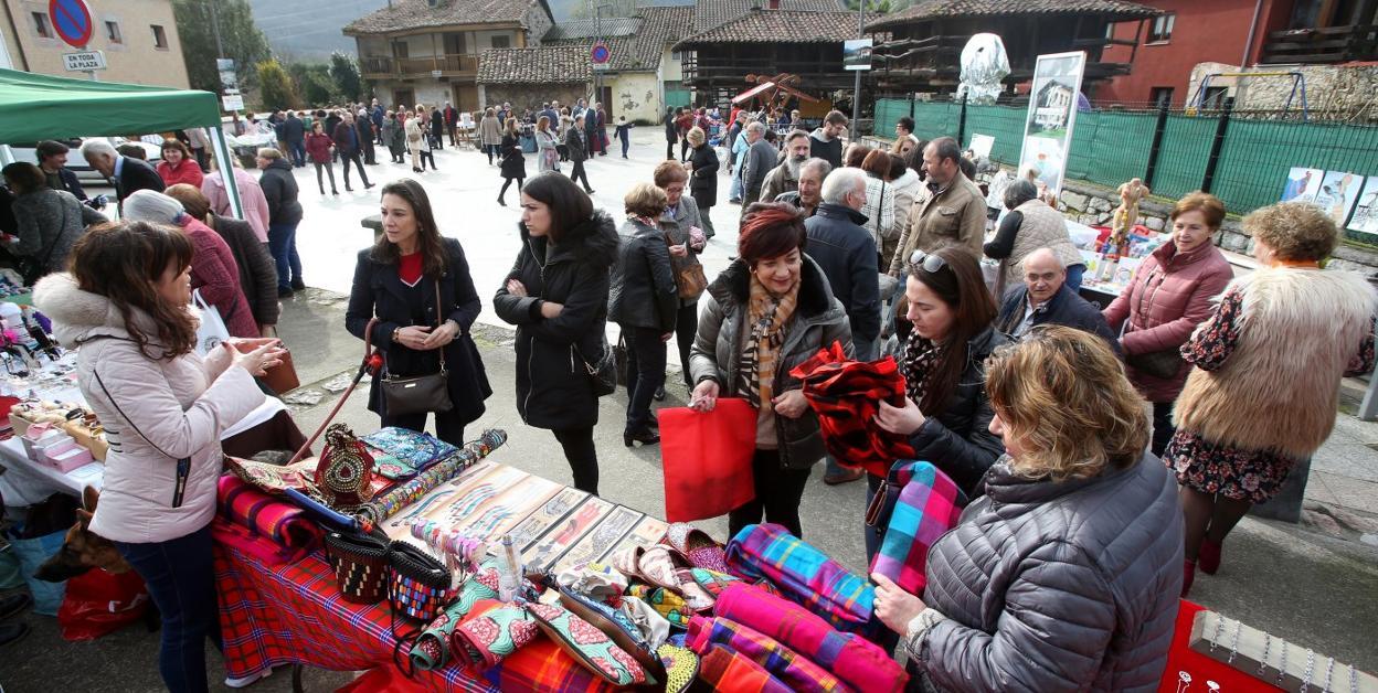 Bueño estrena mercado festivo