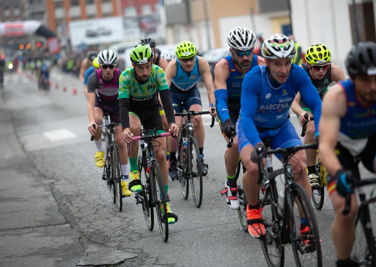 Algunos de los corredores al inicio de la prueba de bicicleta, antes de su suspensión. 