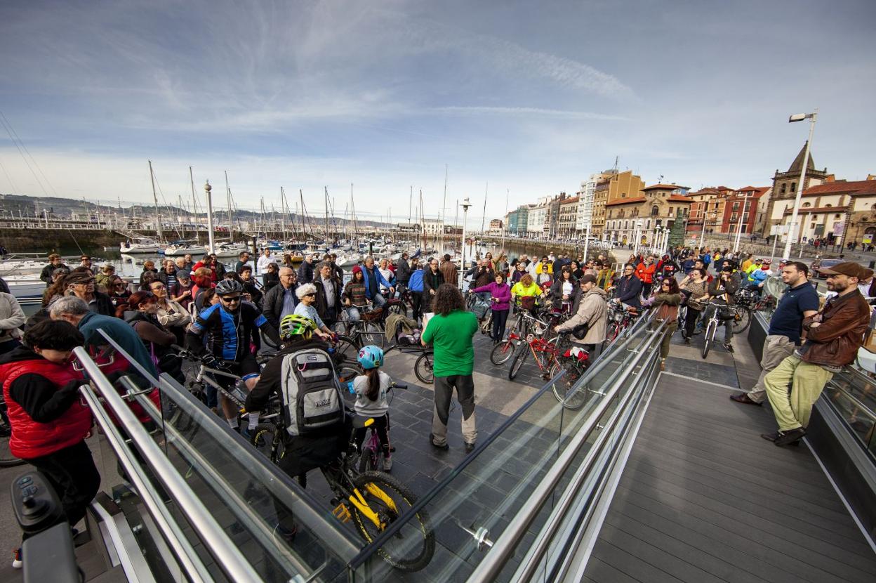 Más de medio centenar de personas se concentraron ante la terraza en el Muelle. 