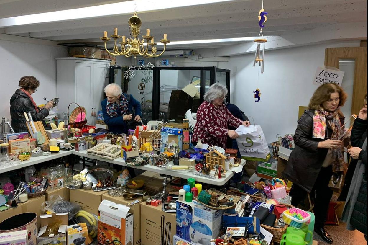 Varios de los puestos que conformaron el rastrillo a favor de Manos Unidas en la parroquia de los Santos Apóstoles. 