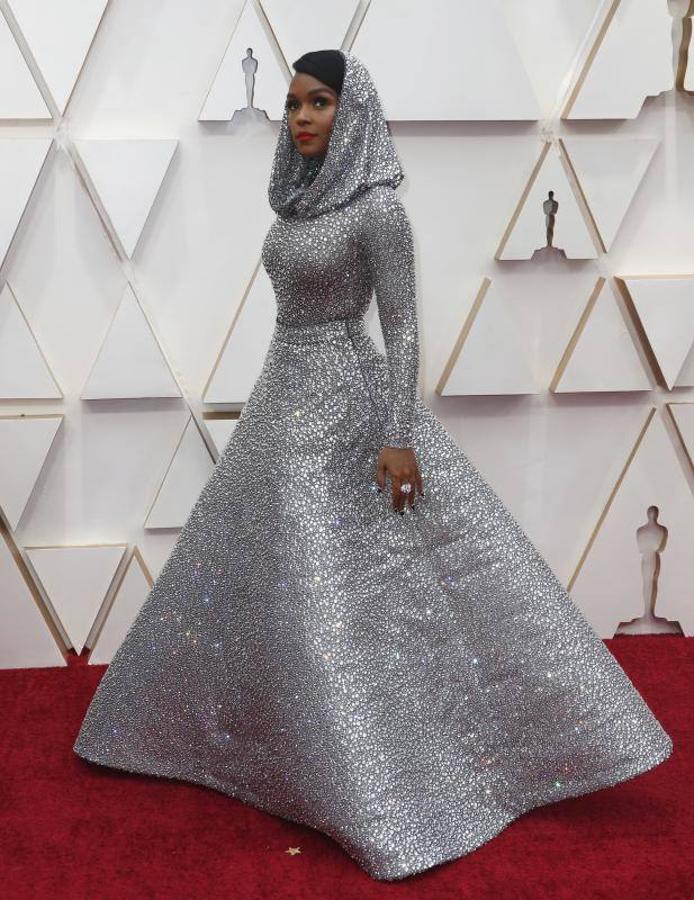 Janelle Monae ha destacado con esta pieza plateada de Ralph Lauren. 