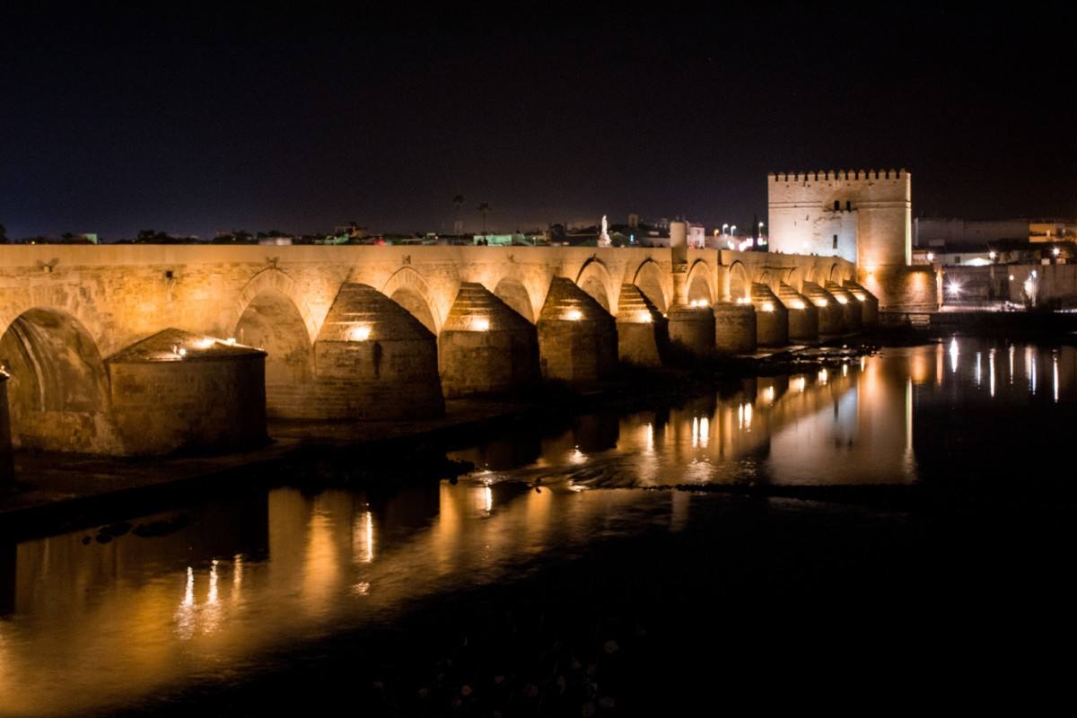 Córdoba (Andalucía) | Con sus calles llenas de flores, el Alcázar de los reyes Cristianos, La Mezquita y bares donde degustar las mejores tapas, es un destino inmejorable para planes románticos.