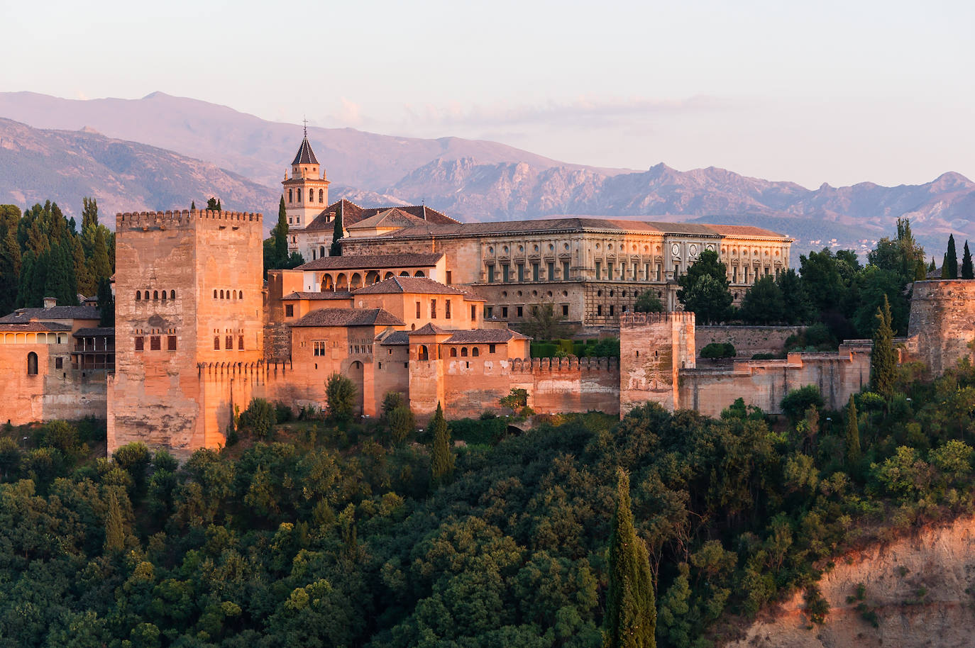 Granada (Andalucía) | La Alhambra, las vistas desde el Abaicín y los paseos por sus callejones a la luz de la luna hacen de esta ciudad un lugar perfecto para visitar en pareja. 