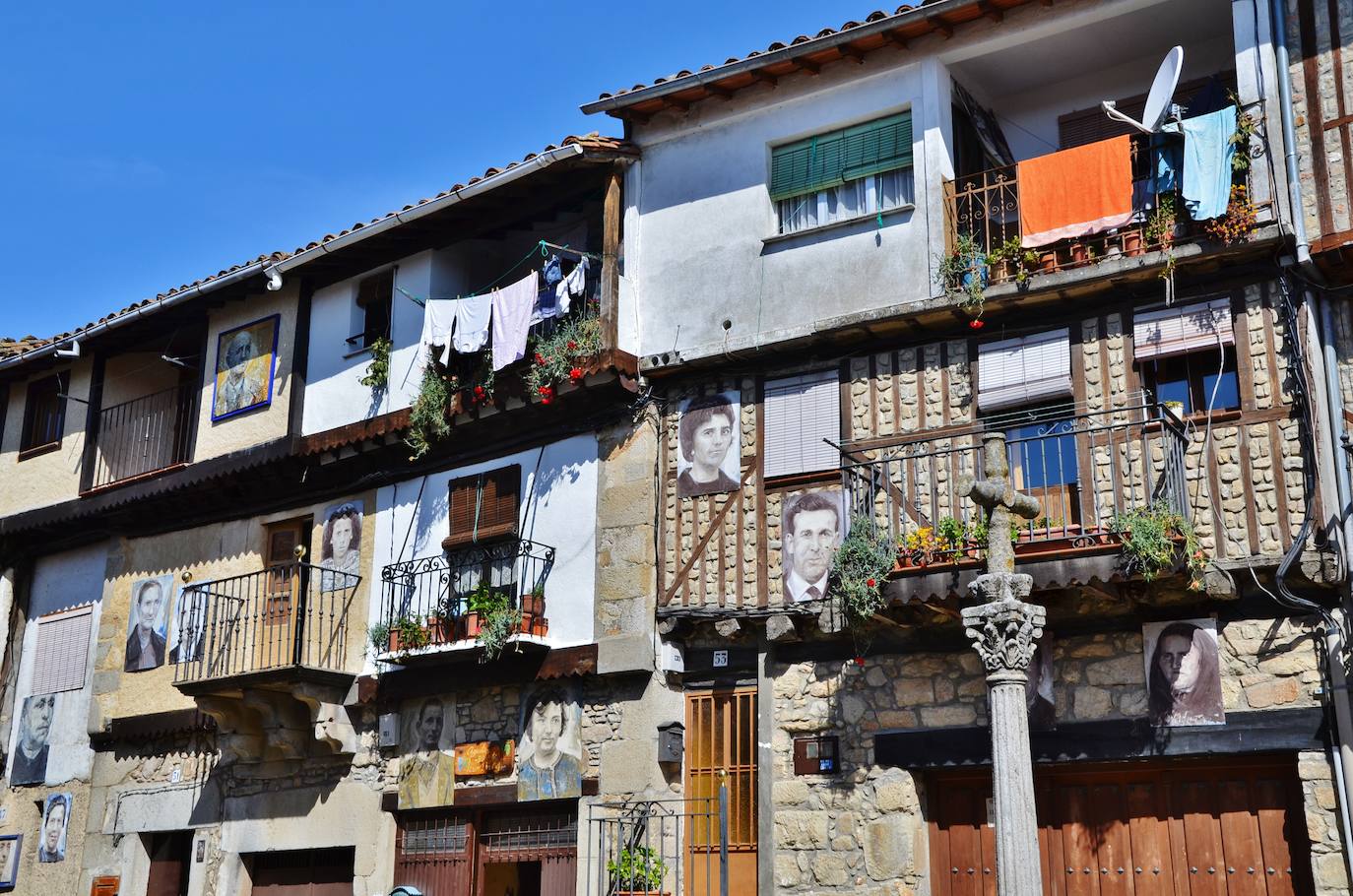 Mogarraz (Salamanca) | Uno de los pueblos más bonitos de la Sierra de Francia, que aún conserva muestras de arquitectura tradicional en sus acogedoras casas. El municipio es ideal para pasar unos días en pareja, alejados del bullicio de la ciudad y rodeados de naturaleza. 