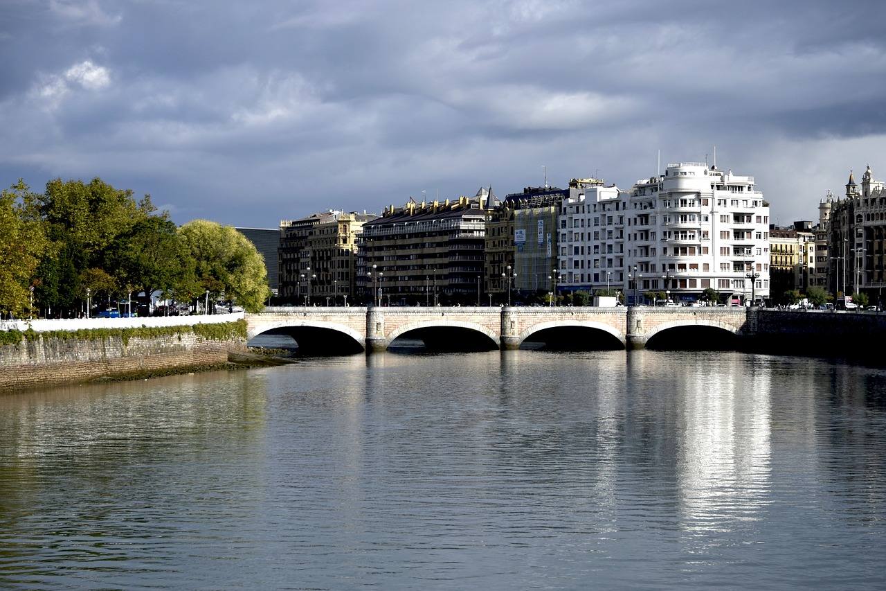 San Sebastián (País Vasco) | Su playa y paseo marítimo son un reclamo para cualquier turista, en especial durante estas fechas. El entorno y la gastronomía del norte son la excusa perfecta para pasar unos días en buena compañía por esta ciudad. 