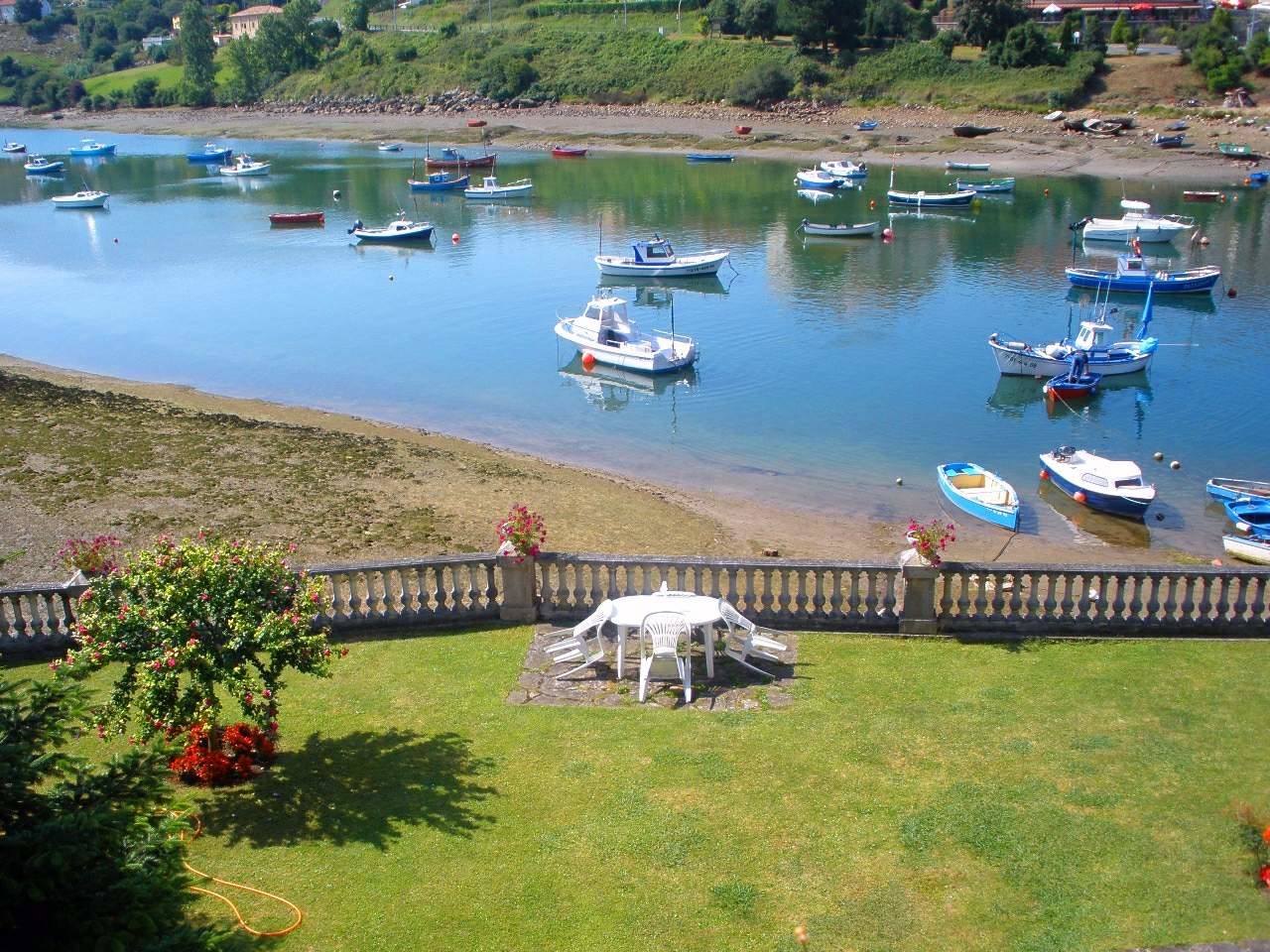 San Vicente de la Barquera (Cantabria) | Sus barrancos dejan unas de las vistas más impresionantes de la costa cantábrica, el municipio era un refugio antiguo de marineros que puede disfrutarse con románticos paseos. 