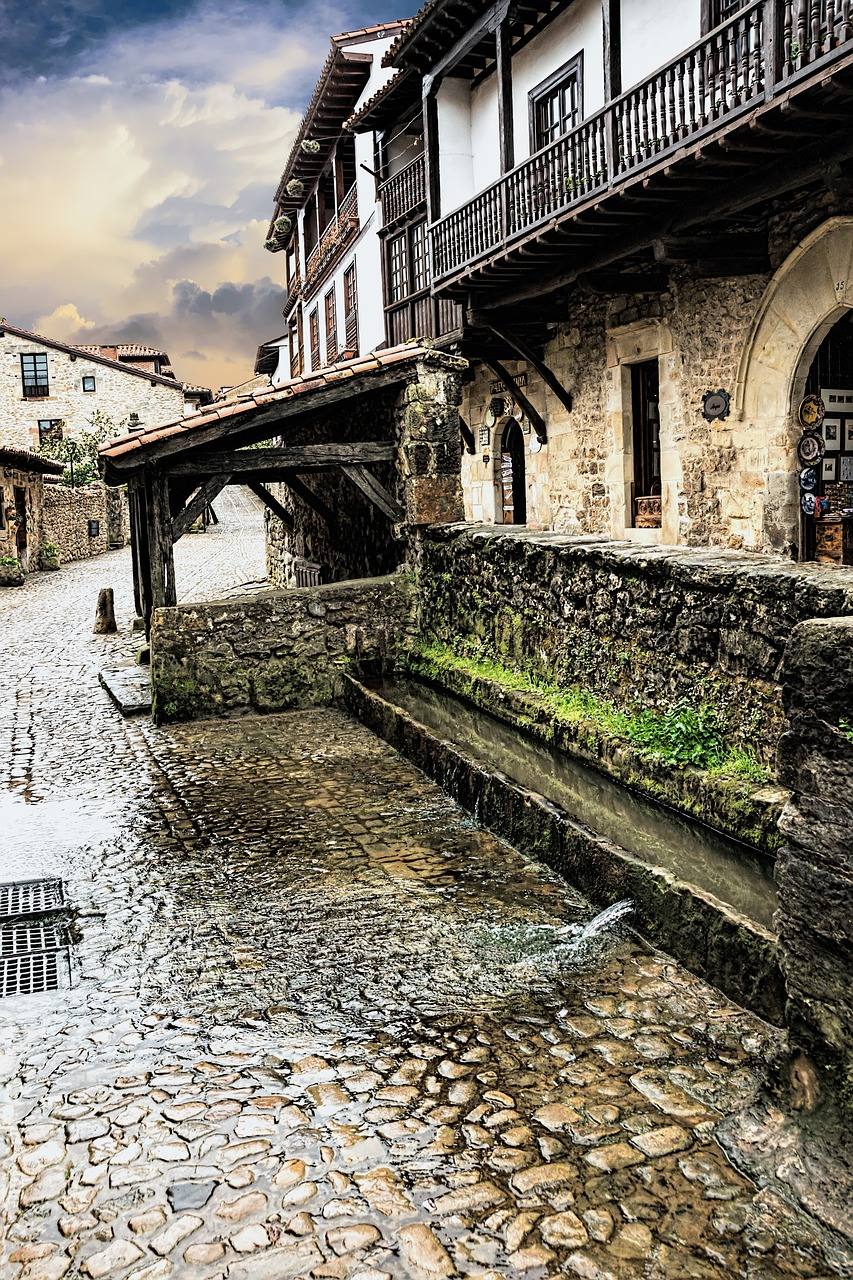 Santillana del Mar (Cantabria) | Otro lugar ideal para pasar unos días de desconexión y calma por el norte. El encanto medieval de este municipio es el escenario perfecto para cualquier historia de amor. 