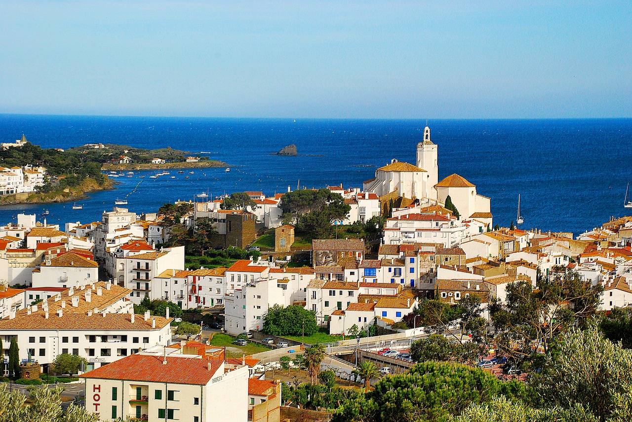 Cadaqués (Girona, Cataluña) | Una escapada especialmente pensada para los amantes del arte, ya que justo al lado está Portlligat, lugar donde vivó Salvador Dalí y que aparece en muchas de sus obras. Además podréis disfrutar de los postres y dulces tradicionales de la zona y un casco histórico lleno de datos curiosos.