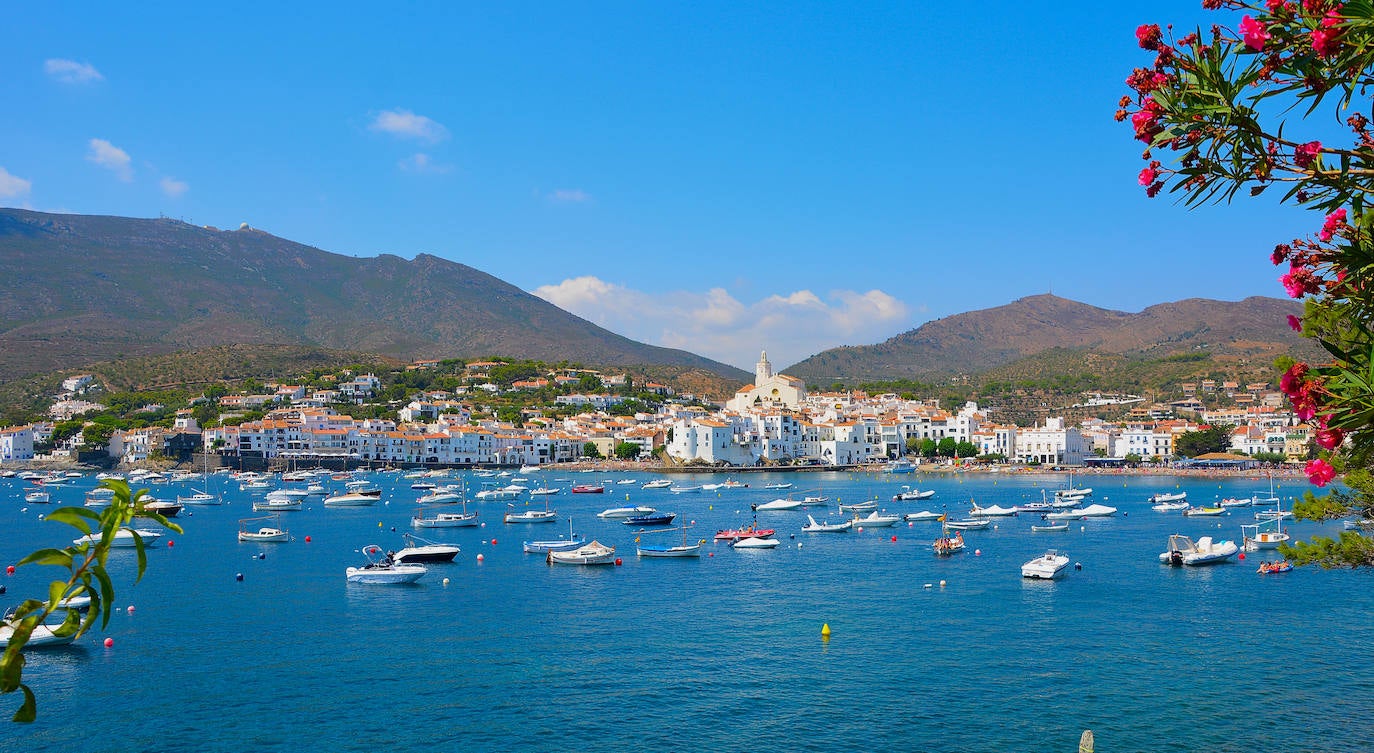 Cadaqués (Girona, Cataluña) | Una escapada especialmente pensada para los amantes del arte, ya que justo al lado está Portlligat, lugar donde vivó Salvador Dalí y que aparece en muchas de sus obras. Además podréis disfrutar de los postres y dulces tradicionales de la zona y un casco histórico lleno de datos curiosos. 