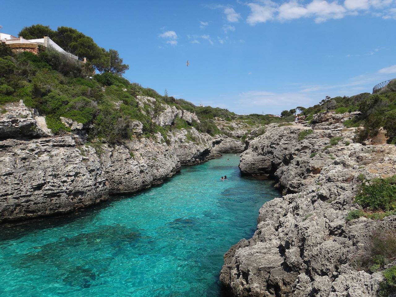 Menorca (Baleares) | Sus playas cuentan con el reconocimiento de la UNESCO y su entorno guarda numerosas calas que descubrir mientras disfrutas de la naturaleza.