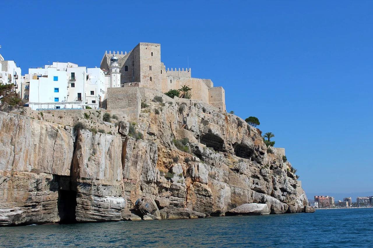 Peñíscola (Castellón) | Su castillo, el encanto de sus calles, y sus restaurantes a orillas del Mediterráneo, hacen de Peñíscola un lugar perfecto para una velada romántica. 