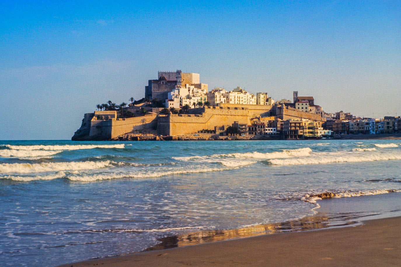 Peñíscola (Castellón) | Su castillo, el encanto de sus calles, y sus restaurantes a orillas del Mediterráneo, hacen de Peñíscola un lugar perfecto para una velada romántica. 