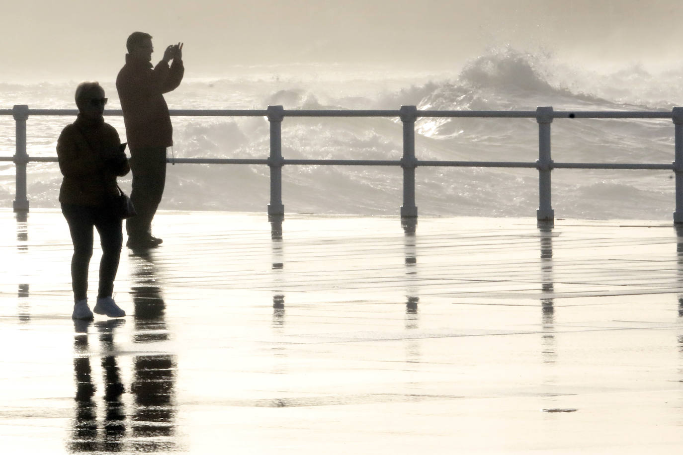 La boya del puerto de Gijón registró olas de ocho metros y la costa de la región permanece en alerta naranja.
