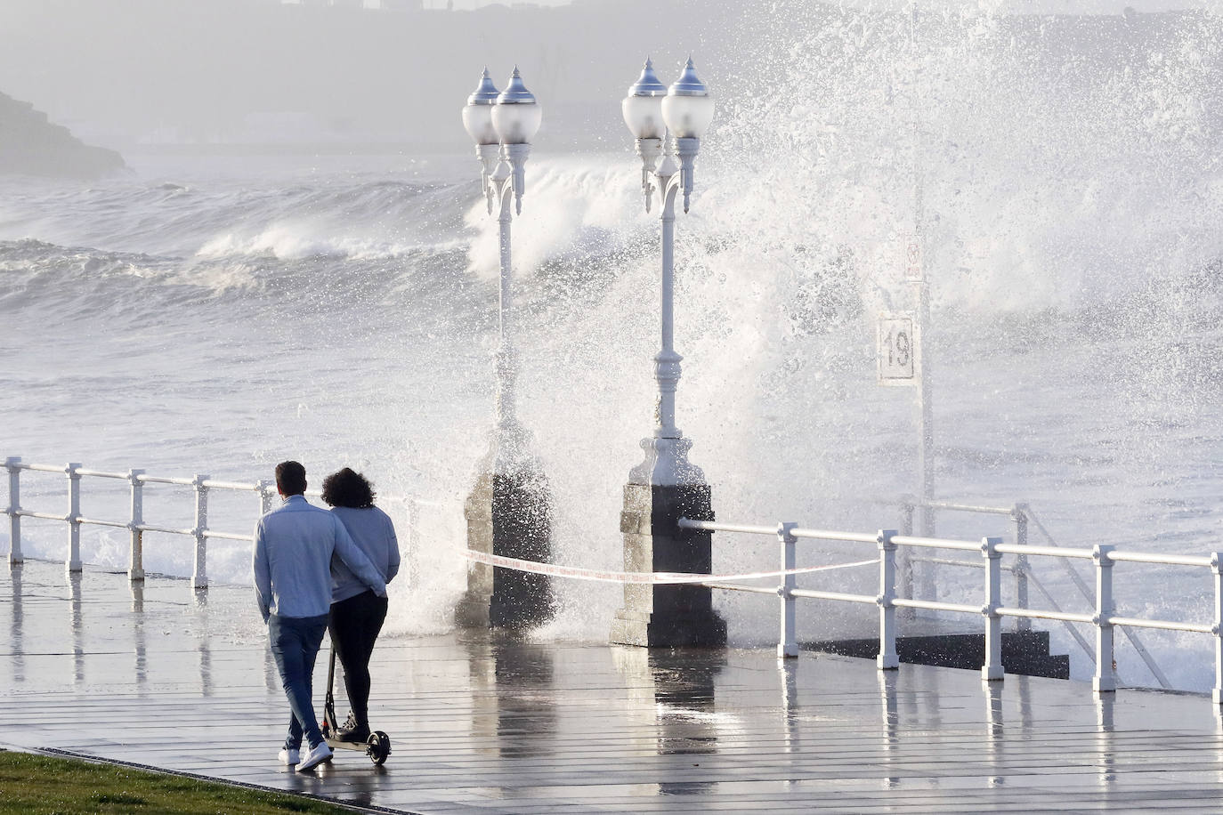 La boya del puerto de Gijón registró olas de ocho metros y la costa de la región permanece en alerta naranja.