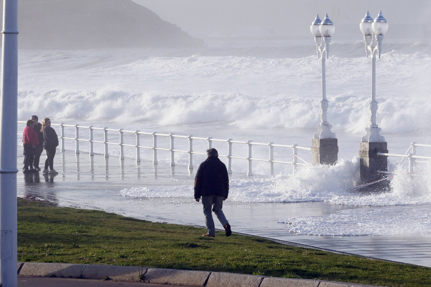 La boya del puerto de Gijón registró olas de ocho metros y la costa de la región permanece en alerta naranja.
