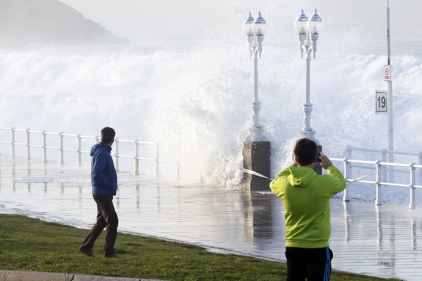 La boya del puerto de Gijón registró olas de ocho metros y la costa de la región permanece en alerta naranja.