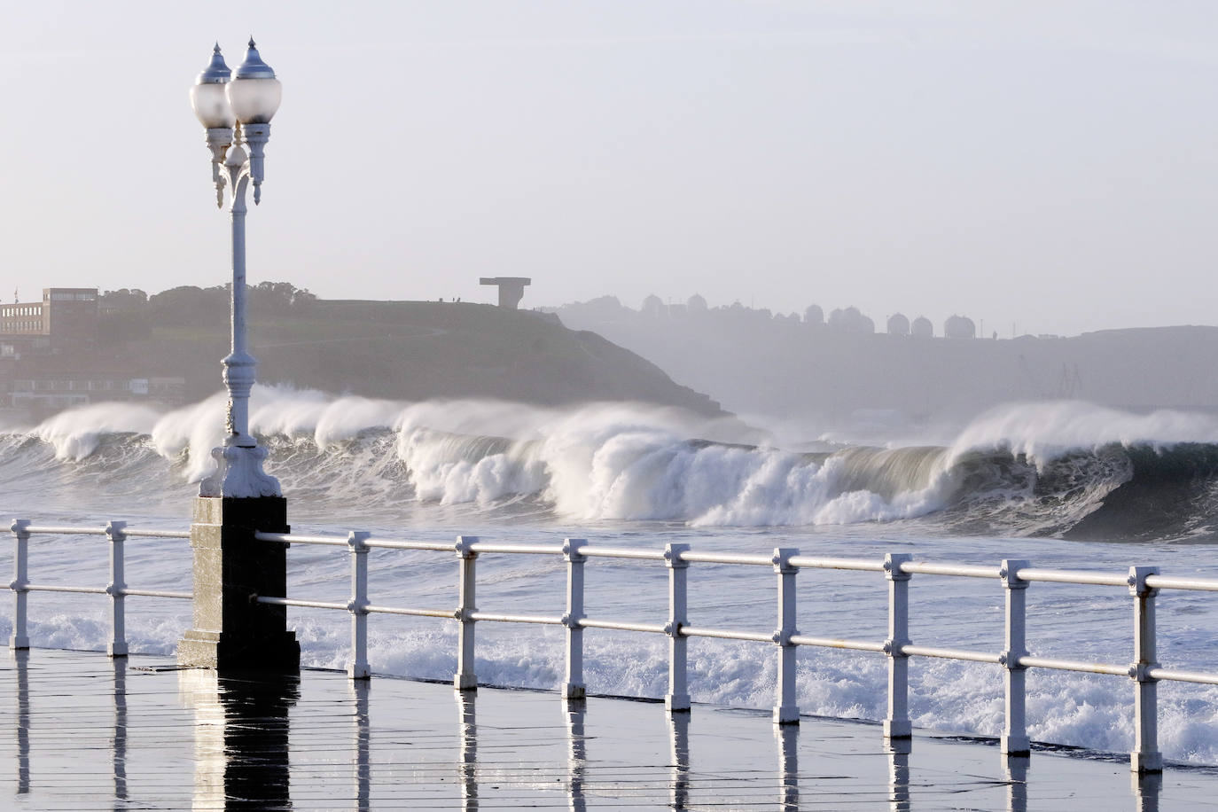 La boya del puerto de Gijón registró olas de ocho metros y la costa de la región permanece en alerta naranja.
