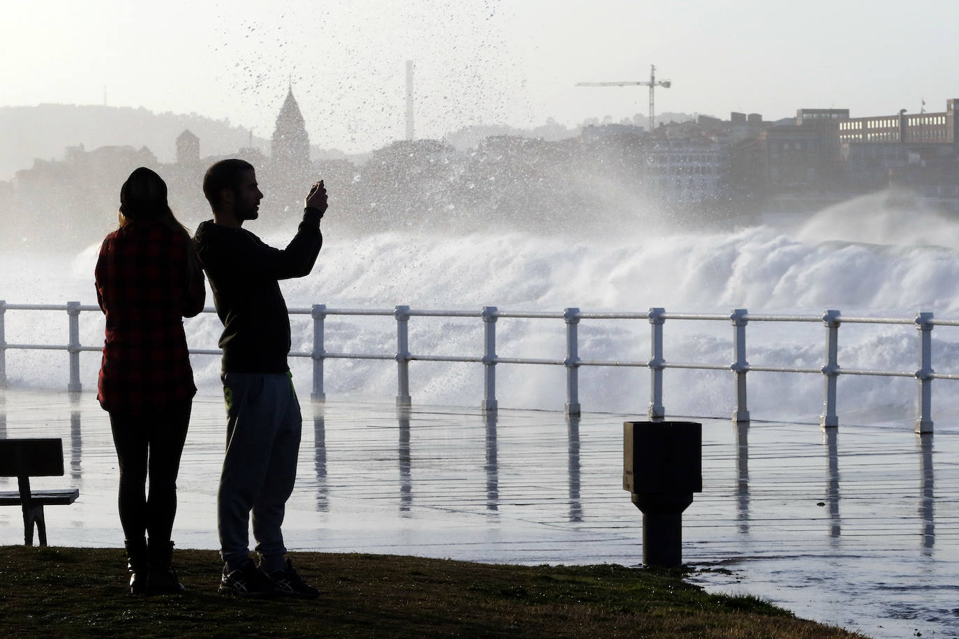 La boya del puerto de Gijón registró olas de ocho metros y la costa de la región permanece en alerta naranja.
