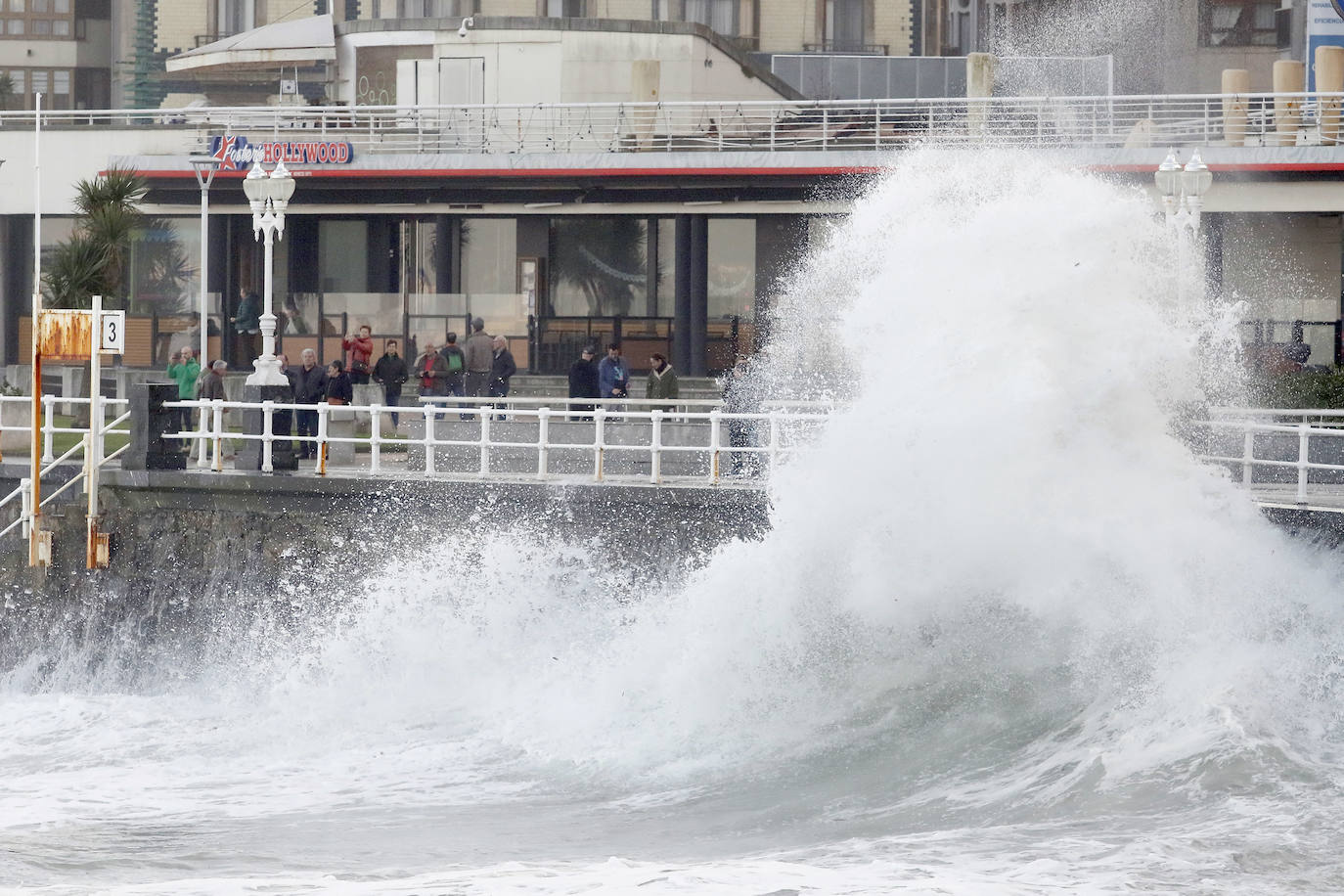 La boya del puerto de Gijón registró olas de ocho metros y la costa de la región permanece en alerta naranja.