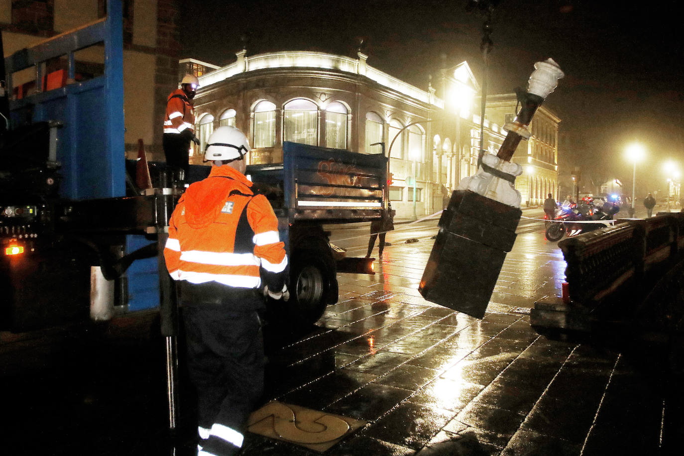 La boya del puerto de Gijón registró olas de ocho metros y la costa de la región permanece en alerta naranja.