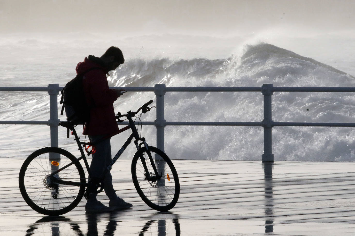 La boya del puerto de Gijón registró olas de ocho metros y la costa de la región permanece en alerta naranja.