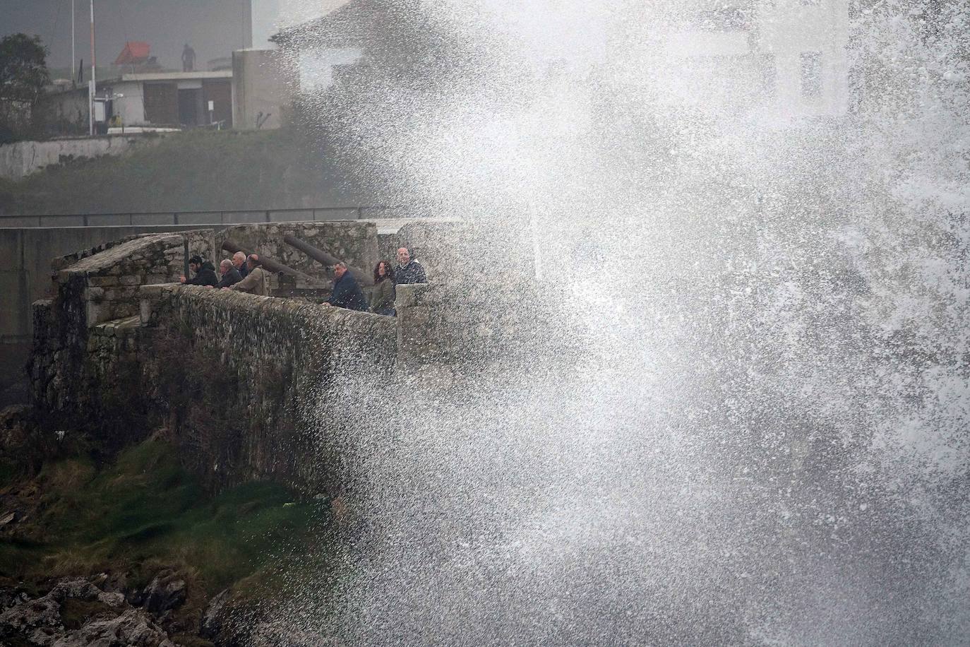 La boya del puerto de Gijón registró olas de ocho metros y la costa de la región permanece en alerta naranja.