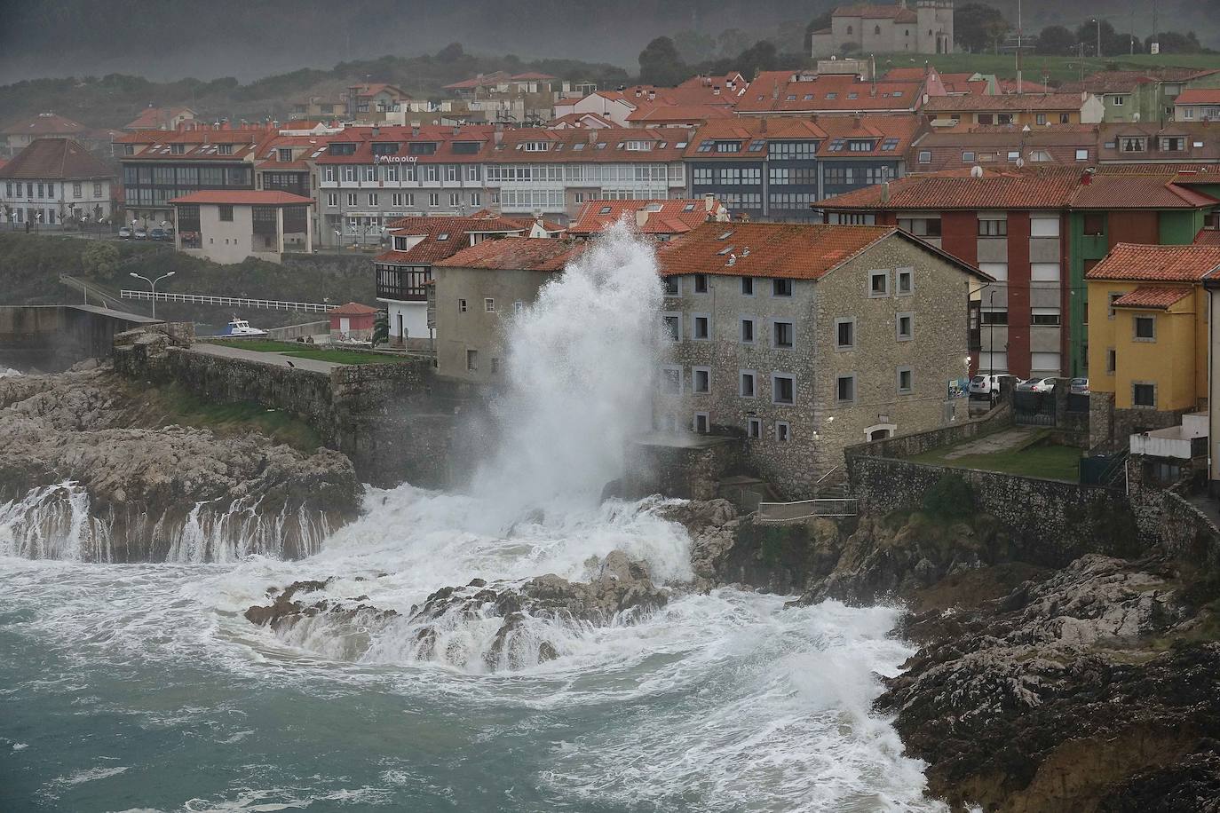 La boya del puerto de Gijón registró olas de ocho metros y la costa de la región permanece en alerta naranja.