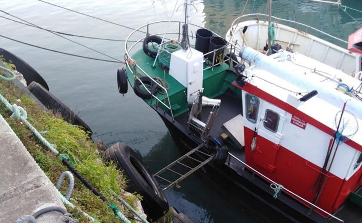 Embarcación que sufrió ayer el incicente con las escaleras del puerto. 