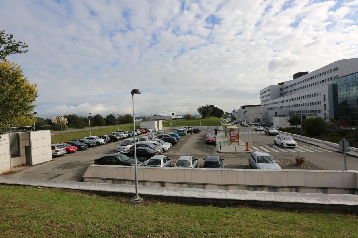 El área que podría habilitarse es una zona verde tras el aparcamiento actual en superficie. 