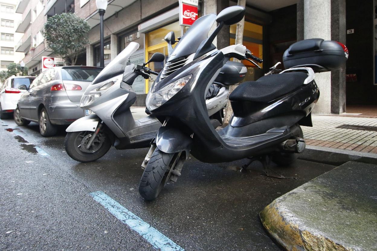 Motos estacionadas en plazas de la zona azul de la ORA. 