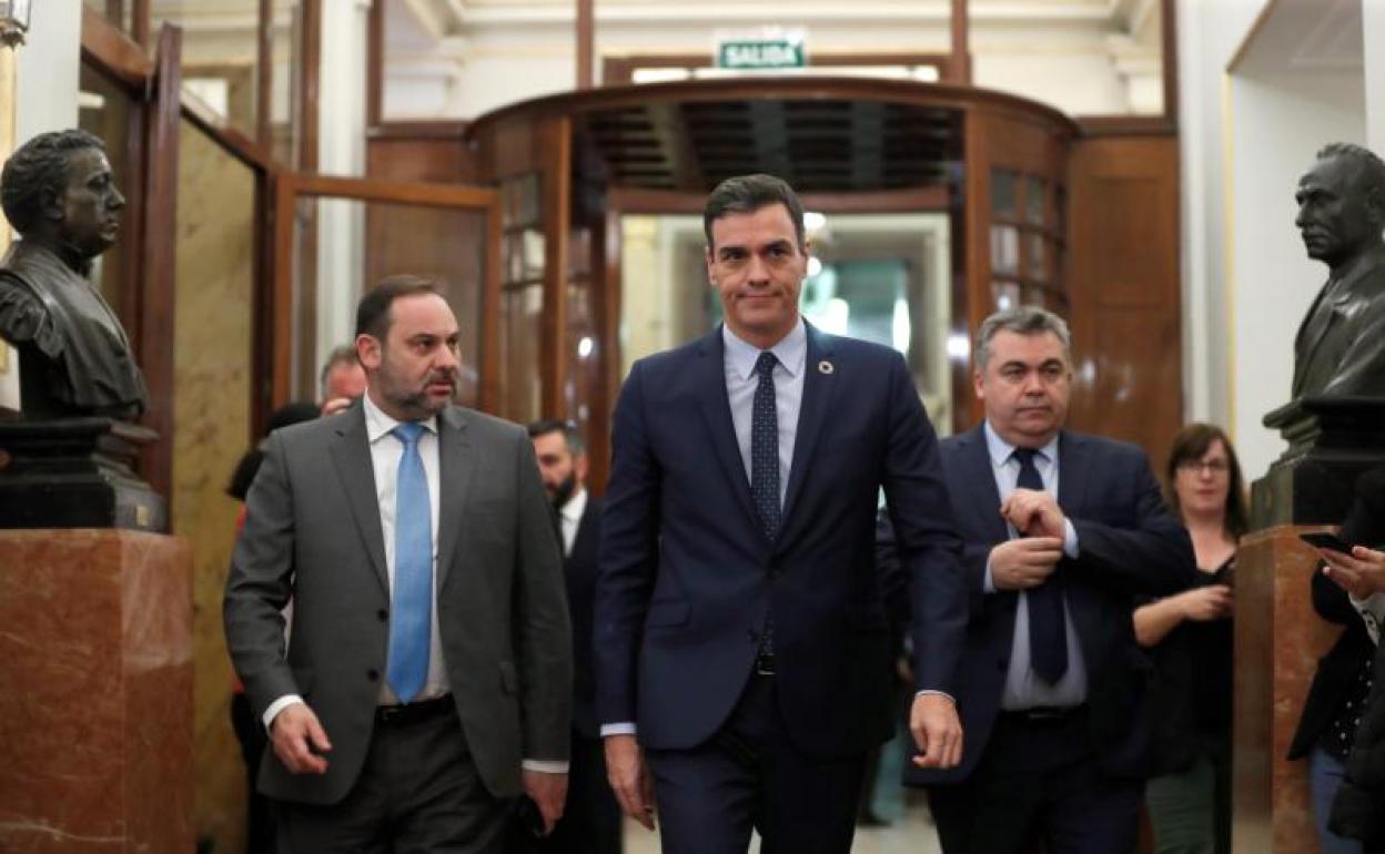 Pedro Sánchez, presidente del Gobierno, junto al ministro José Luis Abalos 