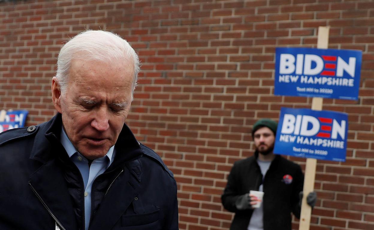 Joe Biden, a la salida de uno de los centros de votación en New Hampshire.