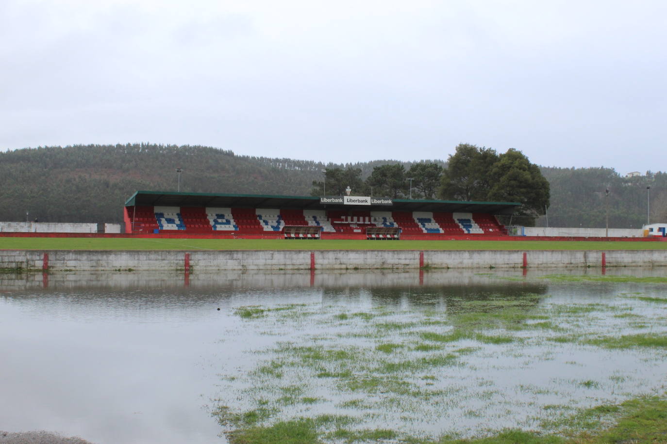 El fuerte oleaje que se vivió durante la pasada madrugada ha dejado daños en las instalaciones deportivas de El Pardo (Navia). El campo de fútbol no llegó a inundarse, pero sí las inmediaciones de este, la secretaría y la pista exterior aledaña. La cercana pista de atletismo y el paseo marítimo amanecieron cubiertos de piedras y maleza arrastrados por el mar, así como con balsas de agua. 