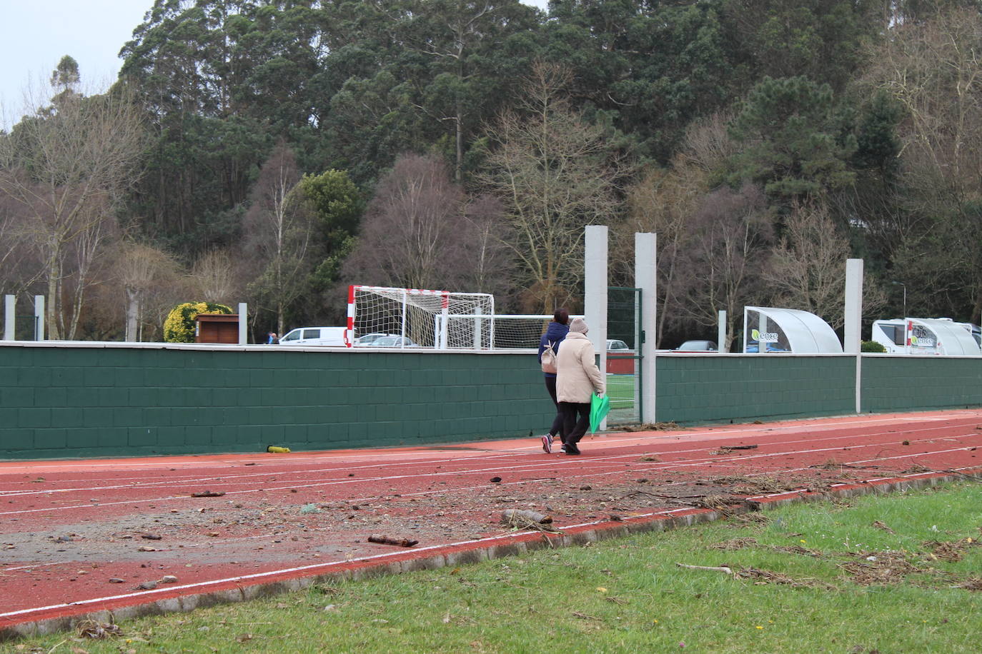 El fuerte oleaje que se vivió durante la pasada madrugada ha dejado daños en las instalaciones deportivas de El Pardo (Navia). El campo de fútbol no llegó a inundarse, pero sí las inmediaciones de este, la secretaría y la pista exterior aledaña. La cercana pista de atletismo y el paseo marítimo amanecieron cubiertos de piedras y maleza arrastrados por el mar, así como con balsas de agua. 