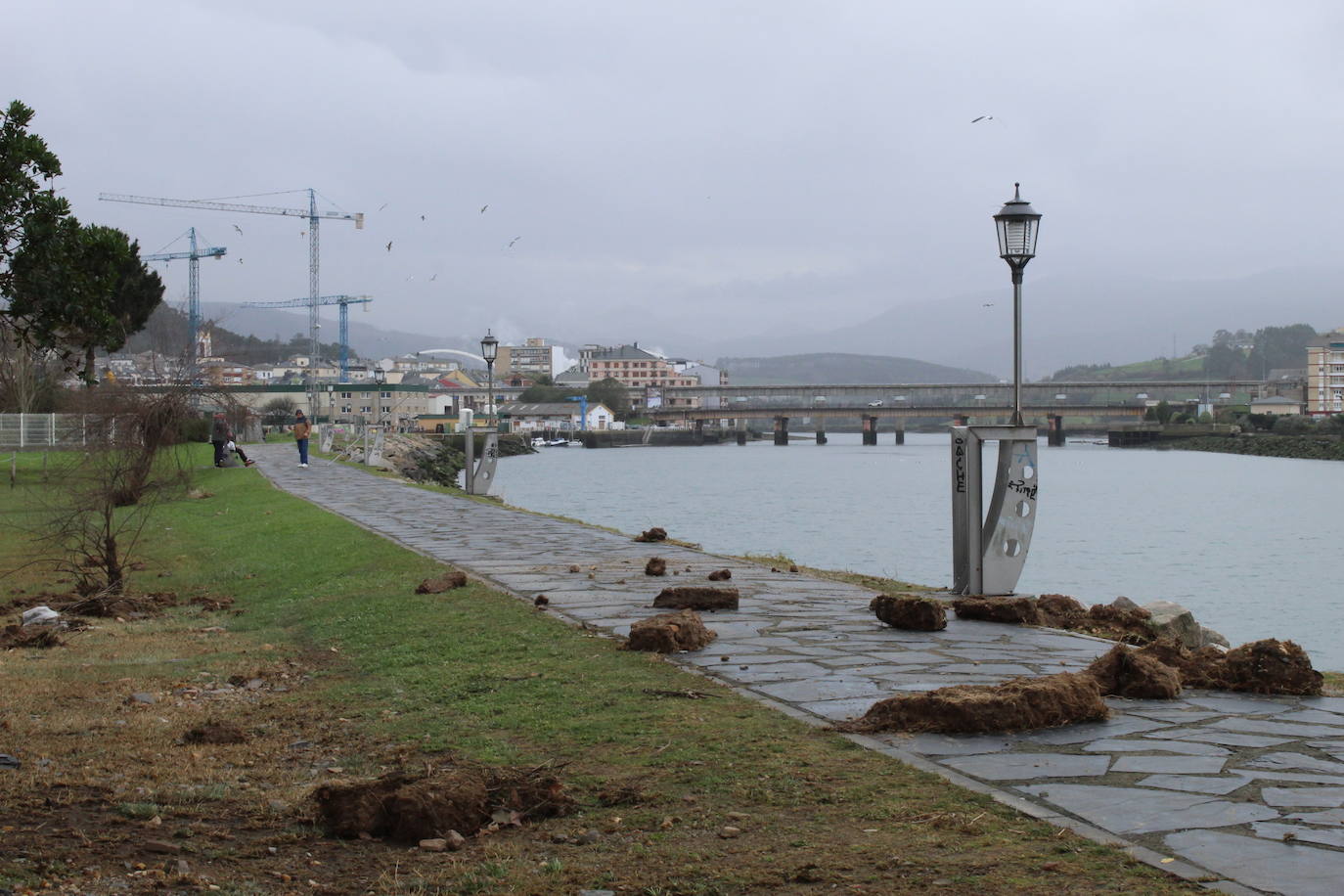El fuerte oleaje que se vivió durante la pasada madrugada ha dejado daños en las instalaciones deportivas de El Pardo (Navia). El campo de fútbol no llegó a inundarse, pero sí las inmediaciones de este, la secretaría y la pista exterior aledaña. La cercana pista de atletismo y el paseo marítimo amanecieron cubiertos de piedras y maleza arrastrados por el mar, así como con balsas de agua. 