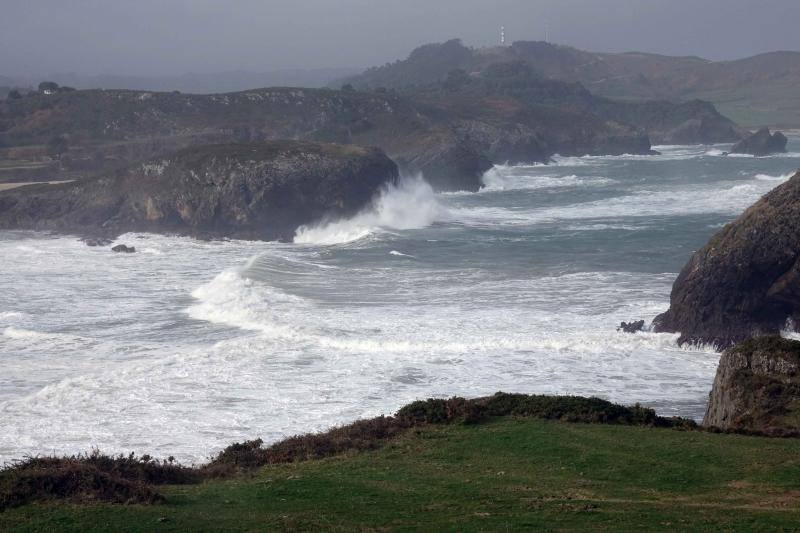 Fotos: Las imágenes que deja el fuerte oleaje en Asturias