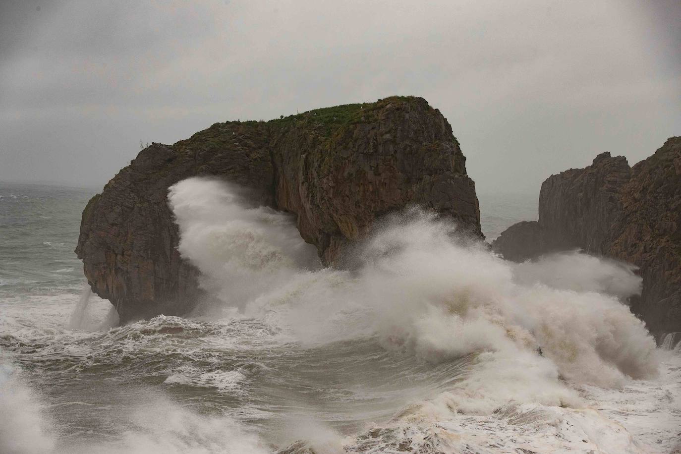 Fotos: Las imágenes que deja el fuerte oleaje en Asturias
