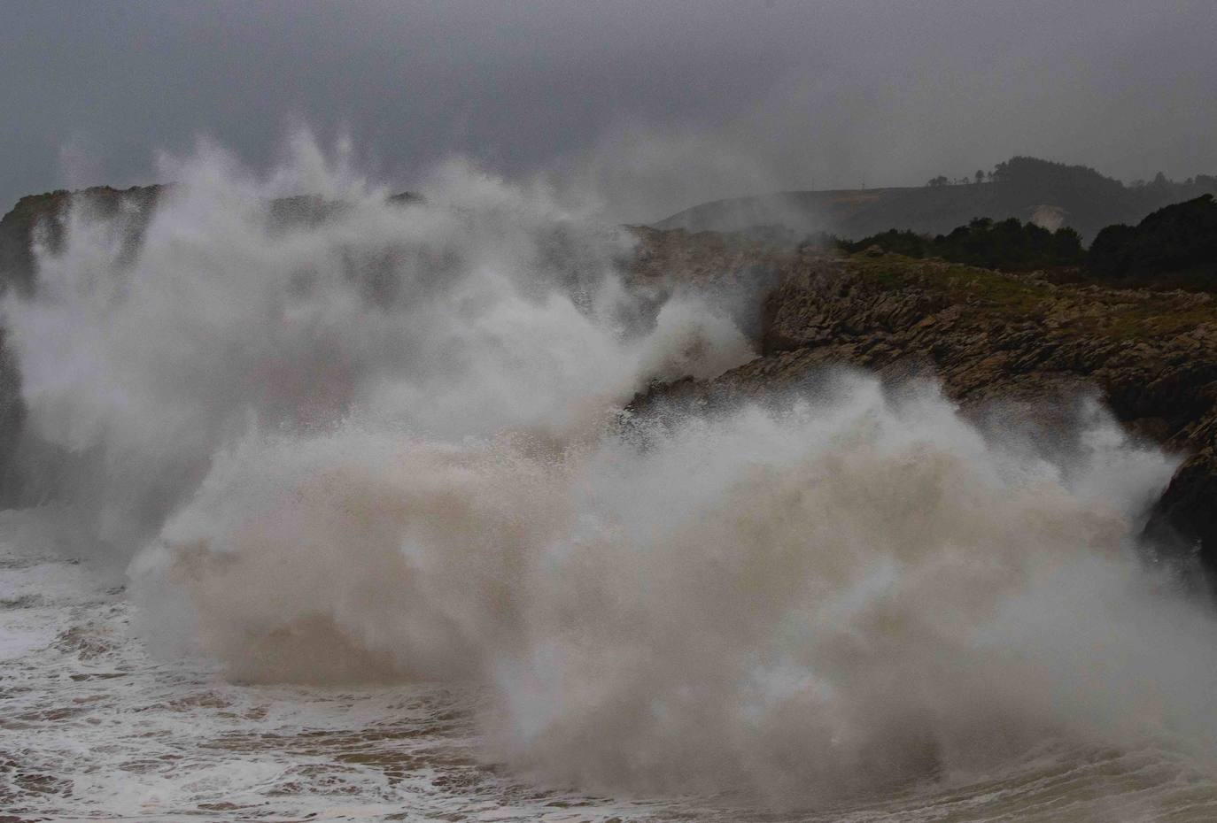 Fotos: Las imágenes que deja el fuerte oleaje en Asturias