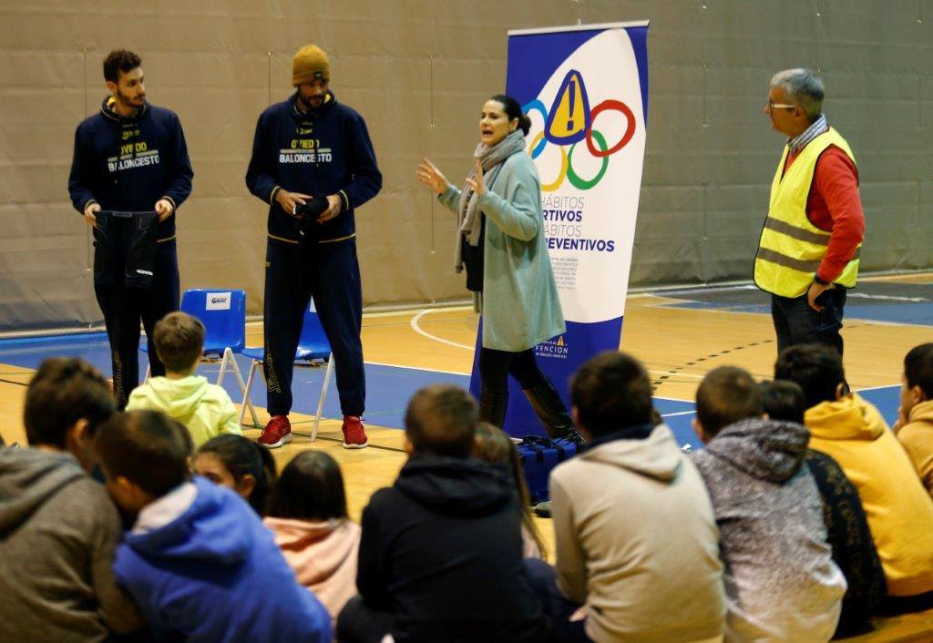 Un grupo de niños acudió este miércoles a las instalaciones del Oviedo Baloncesto para recibir una charla sobre riesgos laborales a la que también asistieron algunos jugadores del club. Tras la misma, los pequeños pudieron conversar con los jugadores y trasladarles preguntas. 